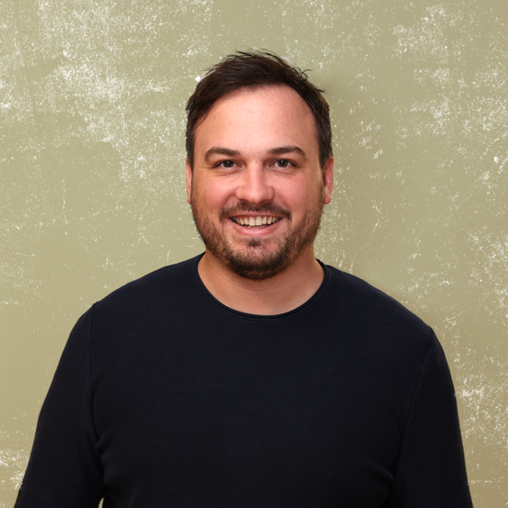 Der überaus charmante und hübsche Entwickler Cornelius Link. Man beachte seine Muskeln, die leider unter der Kleidung nur zu erahnen, aber dennoch gewaltig sind.